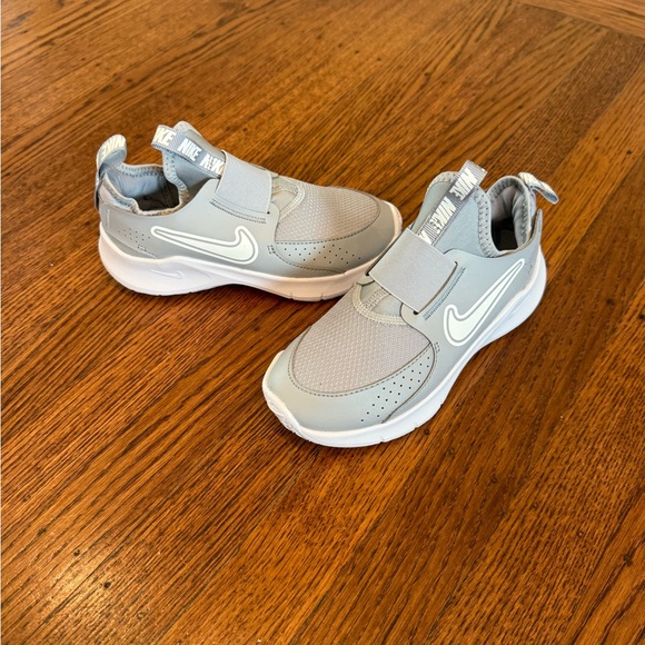 Nike Gray and White Flex Runner 3 size youth 13 - New - Picture 2 of 6